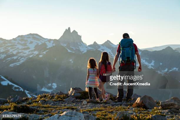 familie delen van een liefde voor de natuur - canada mountains stockfoto's en -beelden