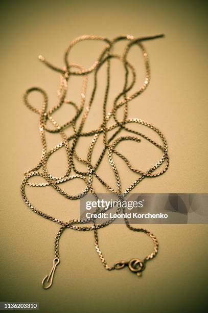 gold chain - gold chain necklace stock-fotos und bilder