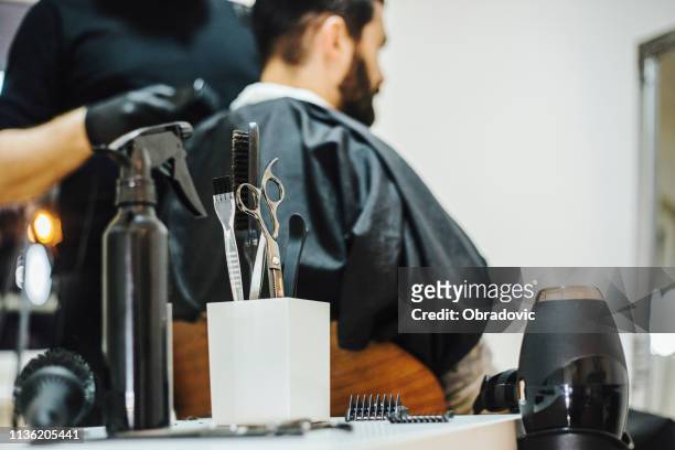 outils professionnels de coiffeur - hairdresser stock photos et images de collection