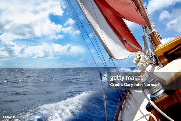 rolling deck of yacht crashing through waves. - yachting 個照片及圖片檔