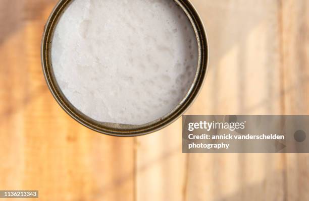 coconut milk - kokosmelk stockfoto's en -beelden