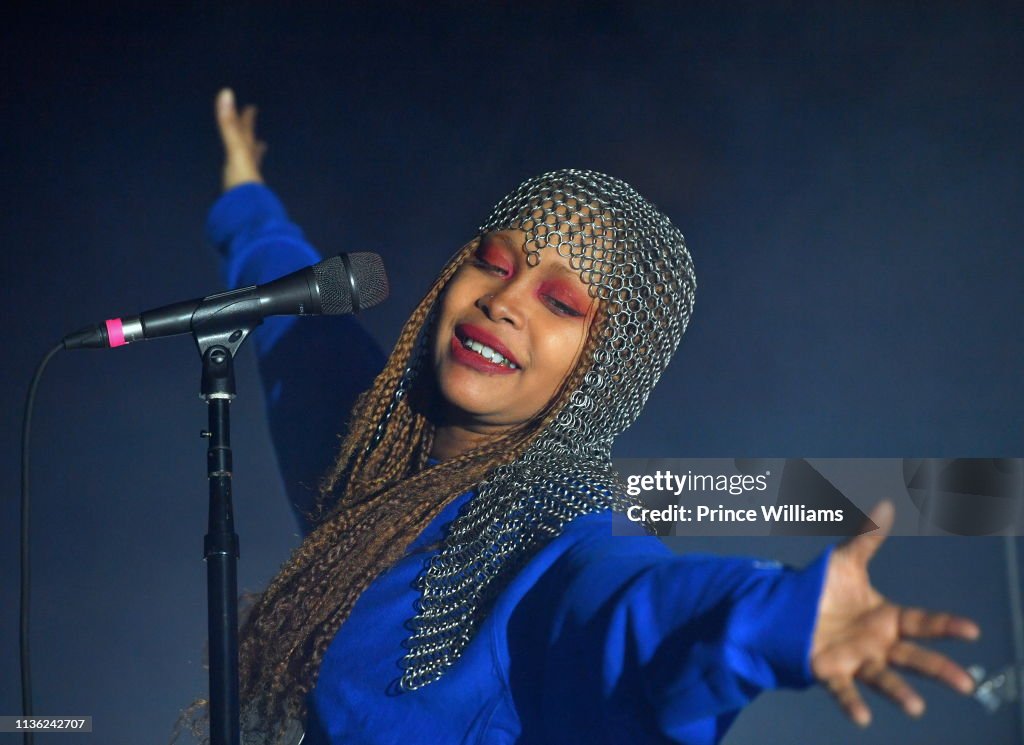 Singer Erykah Badu performs at Erykah Badu & Nas in Concert at State... News Photo - Getty Images