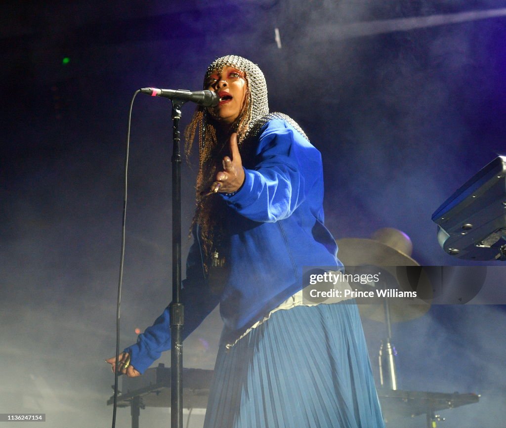 Singer Erykah Badu performs at Erykah Badu & Nas in Concert at State... News Photo - Getty Images Singer Erykah Badu performs at Erykah Badu & Nas in Concert at State... News Photo - Getty Images