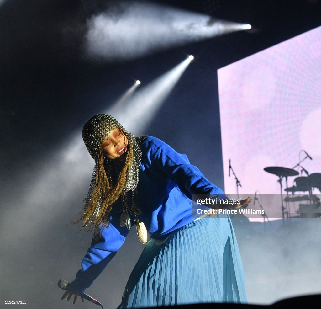 Singer Erykah Badu performs at Erykah Badu & Nas in Concert at State... News Photo - Getty Images