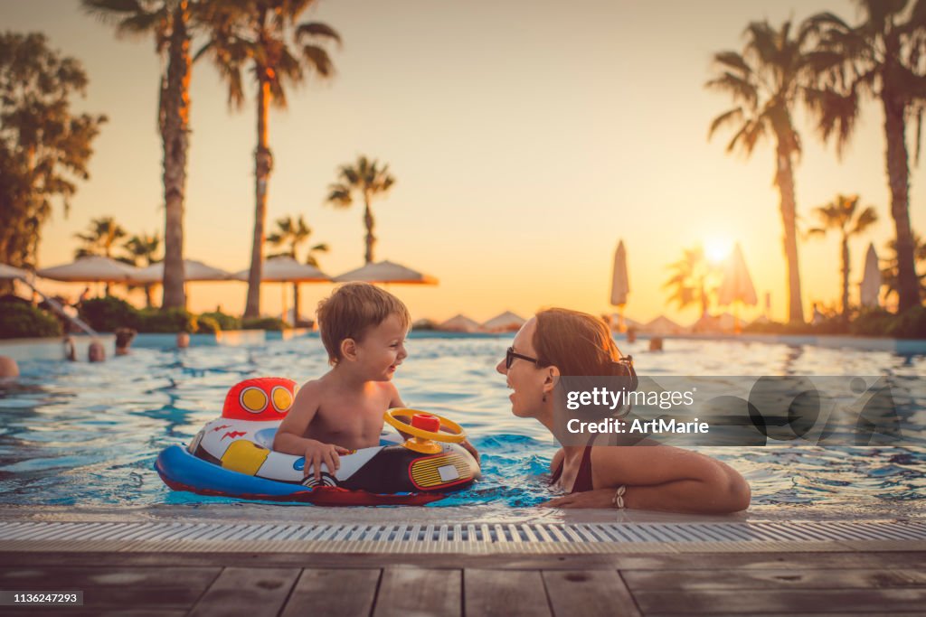 Criança com a matriz na piscina, recurso de feriado