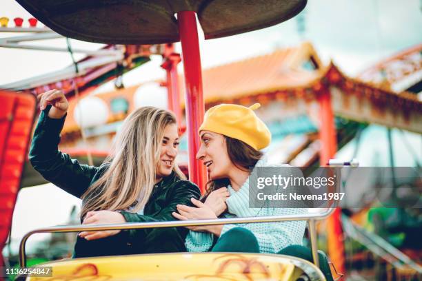 wir werden spaß am vergnügungspark haben - young woman screaming on a rollercoaster stock-fotos und bilder