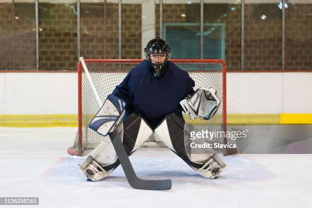 il portiere dell'hockey su ghiaccio difende il suo obiettivo - portiere giocatore di hockey su ghiaccio foto e immagini stock