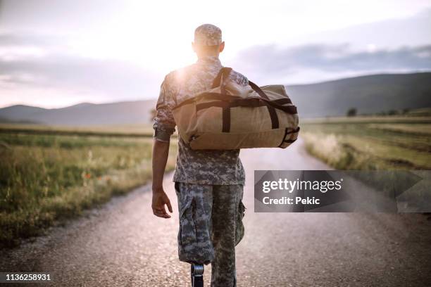 soldier with amputee leg on his way home - returning soldier stock pictures, royalty-free photos & images