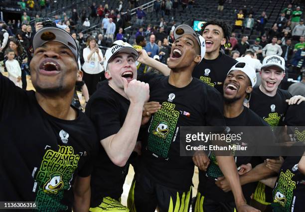 Francis Okoro, Payton Pritchard, Kenny Wooten, Miles Norris, Victor Bailey Jr. #10 and Luke Osborn of the Oregon Ducks celebrate on the court after...