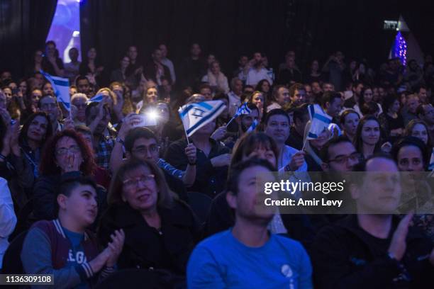 Israelis react after watching Beresheet spacecraft fail to land safely on the moon on April 11, 2019 in Tel Aviv, Israel. The Israeli spacecraft -...