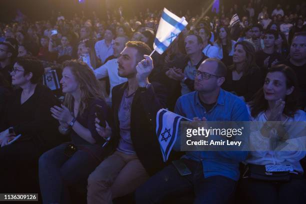 Israelis react after watching Beresheet spacecraft fail to land safely on the moon on April 11, 2019 in Tel Aviv, Israel. The Israeli spacecraft -...
