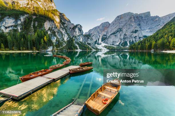 lake braies (pragser wildsee) in dolomites at sunset, sudtirol, italy. - alto adige italy stock-fotos und bilder