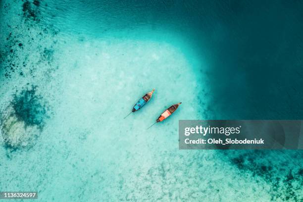 scenic aerial view van twee boten op zee in thailand - krabi provincie stockfoto's en -beelden