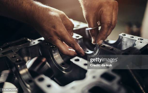 auto motor reparatie - elektrische motor stockfoto's en -beelden