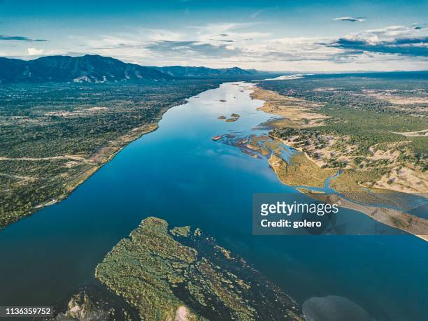 luchtfoto op de zambezi onder blauwe lucht - zambezi river stockfoto's en -beelden