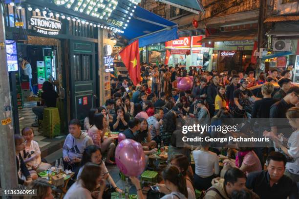 eating and drinking at the old quarters of hanoi - hanoi bar stock pictures, royalty-free photos & images