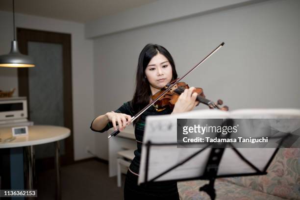asian woman playing the violin - violin ストックフォトと画像