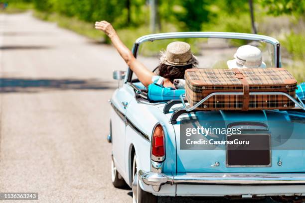 happy mature couple porträt auf einem road trip urlaub mit einem oldtimer - oldtimer stock-fotos und bilder