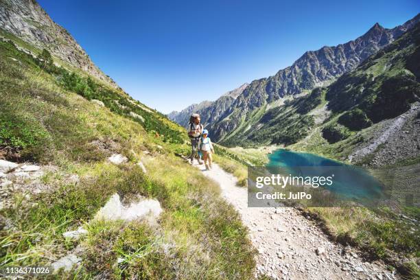 vater und sohn wandern gemeinsam in bergen - pyrénées stock-fotos und bilder