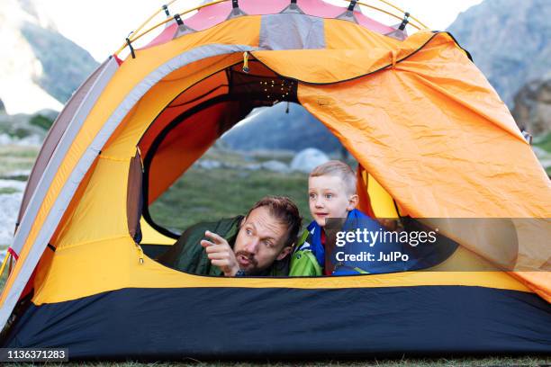 vater mit sohn im zelt in berg - pyrenees stock-fotos und bilder