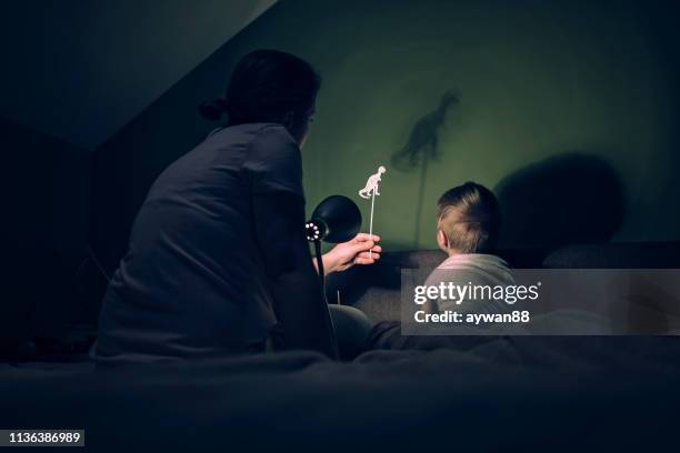 mother and little boy playing with shadows - puppet show imagens e fotografias de stock