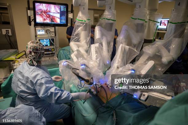 Robotic Rplnd Robotic Surgery Da Vinci Photos and Premium High Res Pictures - Getty ...