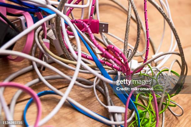 Misconnected Computer Cables Messy Computer Cables Fotografías e imágenes de stock - Getty Images