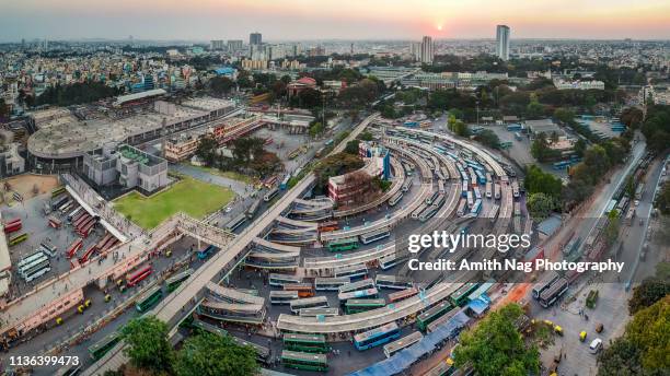 city bus-stand (majestic), kempegowda metro station - bangalore stock-fotos und bilder