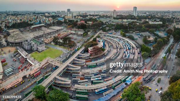 city bus-stand (majestic), kempegowda metro station - bangalore 個照片及圖片檔