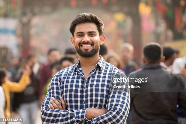 hombre joven en el mercado de la calle - indian ethnicity fotografías e imágenes de stock