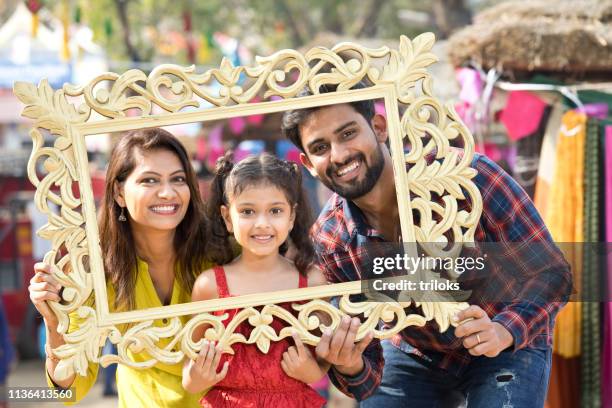 indiase familie poseren in een fotolijst - family picture frame stockfoto's en -beelden