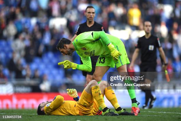 Diego Lopez of Sevilla shouts to Juan Soriano of Sevilla during the La Liga match between RCD Espanyol and Sevilla FC at RCDE Stadium on March 17,...