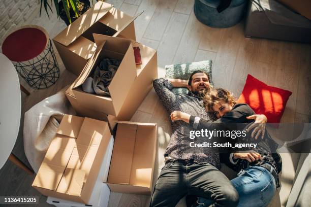 couple moving in into new home - new boyfriend stock pictures, royalty-free photos & images