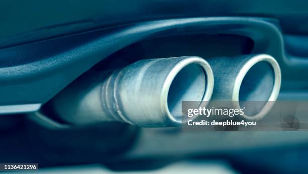 uitlaatgassen - diesel stockfoto's en -beelden