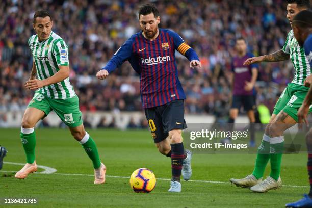 Lionel Messi of FC Barcelonain controls the ball during LaLiga match between FC Barcelona and Real Betis Sevilla at Camp Nou on November 11, 2018 in...