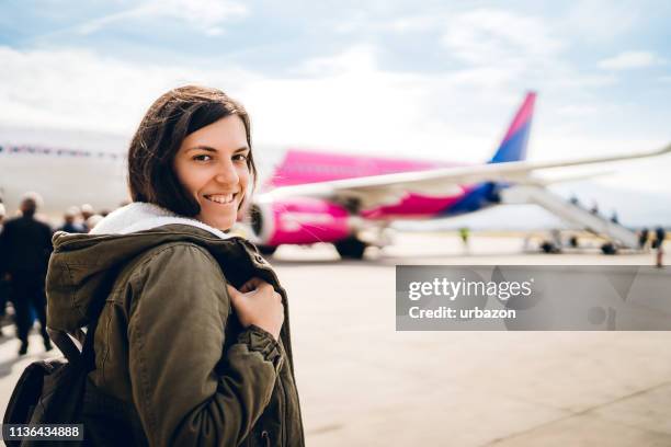 einsteigen in das flugzeug - boarding plane stock-fotos und bilder