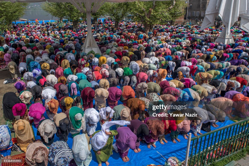 Muslim Devotees Throng To Hazratbal Shrine