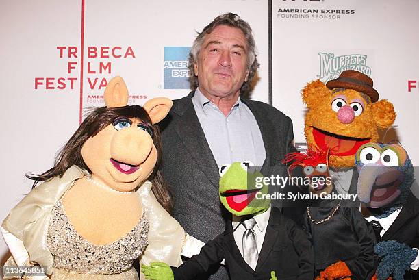 Miss Piggy, Robert De Niro, Kermit the Frog, Pepe the King Prawn, Gonzo, Fozzie