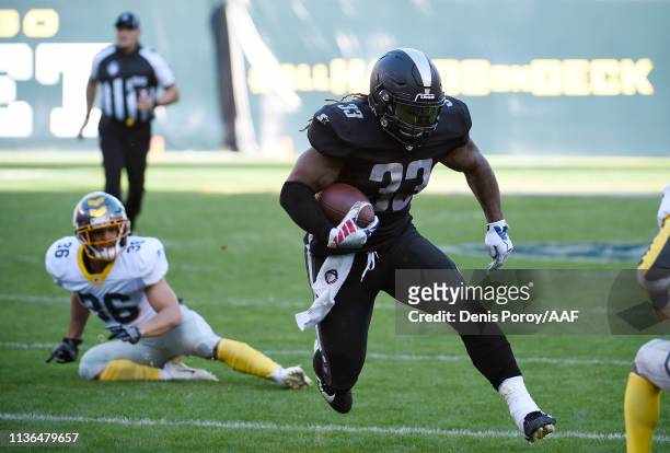 Trent Richardson of the Birmingham Iron scores a touchdown during the first quarter against the San Diego Fleet in an Alliance of American Football...