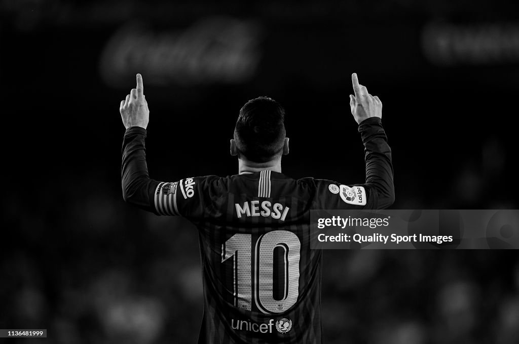 Lionel Messi of FC Barcelona celebrates scoring his team's opening... News  Photo - Getty Images