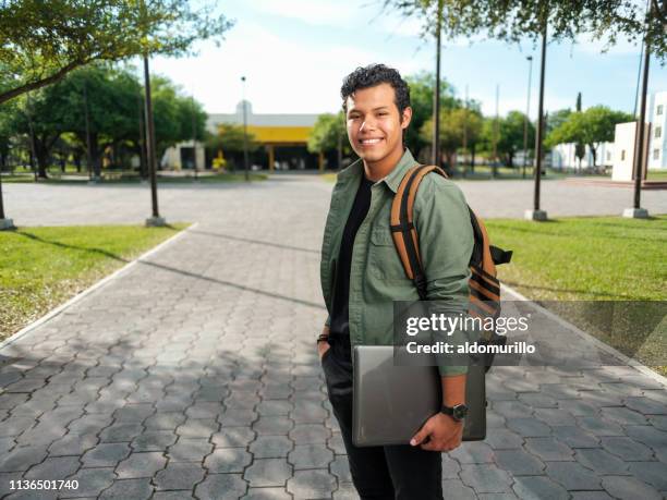 guapo estudiante universitario masculino - mexicanos fotografías e imágenes de stock