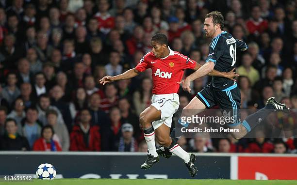 Antonio Valencia of Manchester United clashes with Christoph Metzelder of Schalke 04 during the UEFA Champions League Semi-Final second-leg match...