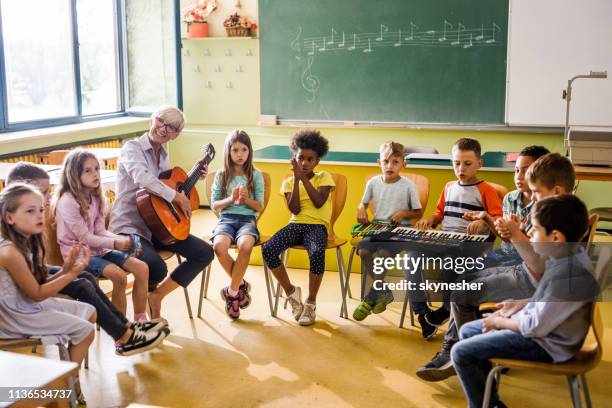 musikklasse in der grundschule! - gesangslehrer stock-fotos und bilder