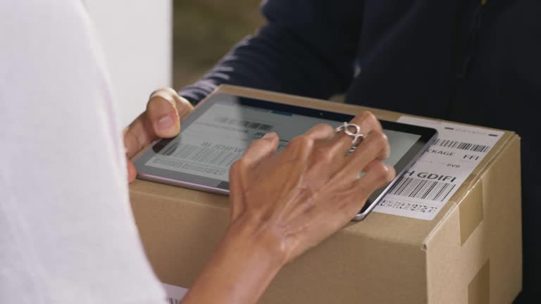 https://media.gettyimages.com/id/1136543682/video/hands-of-a-woman-opening-the-door-and-signing-for-the-package.jpg?b=1&s=640x640&k=20&c=wVTlDq63uoeXqlAU2pRDsCVe0bDtYm7v6ahAHUULWuY=