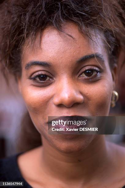 Portrait d'une jeune femme antillaise en Guadeloupe.