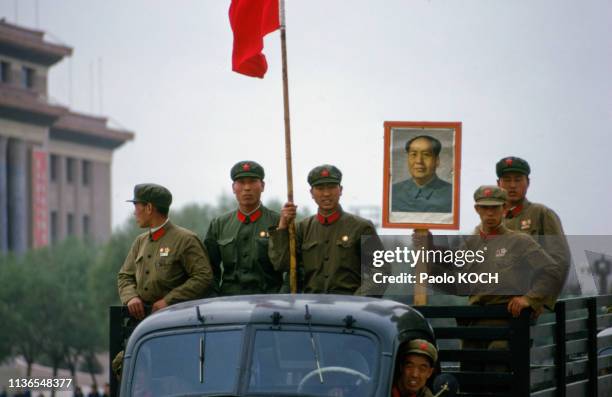 Gardes rouges paradant avec un portrait de Mao Tsé-toung, Parade de la révolution culturelle en Chine, en octobre 1966.