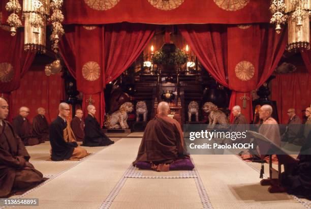 Moines bouddhistes zen en méditation dans le monastère Eihei-ji au Japon.