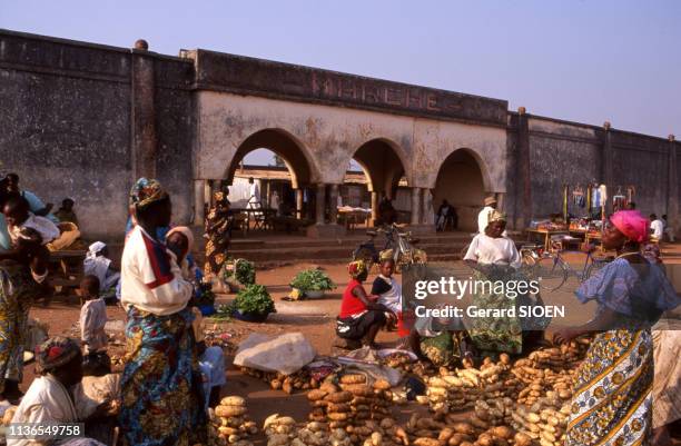 Vendeuses de légumes sur le marché de Ngaoundéré, Cameroun.