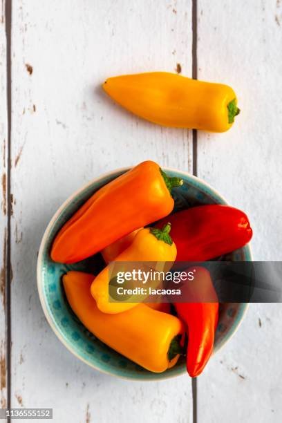 mini bell peppers in bowl - bell pepper stock-fotos und bilder