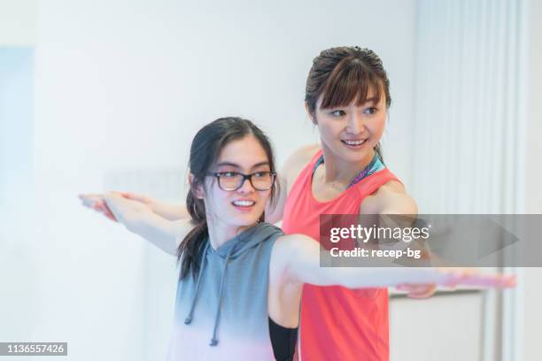 female yoga instructor teaching yoga - professor de ioga imagens e fotografias de stock